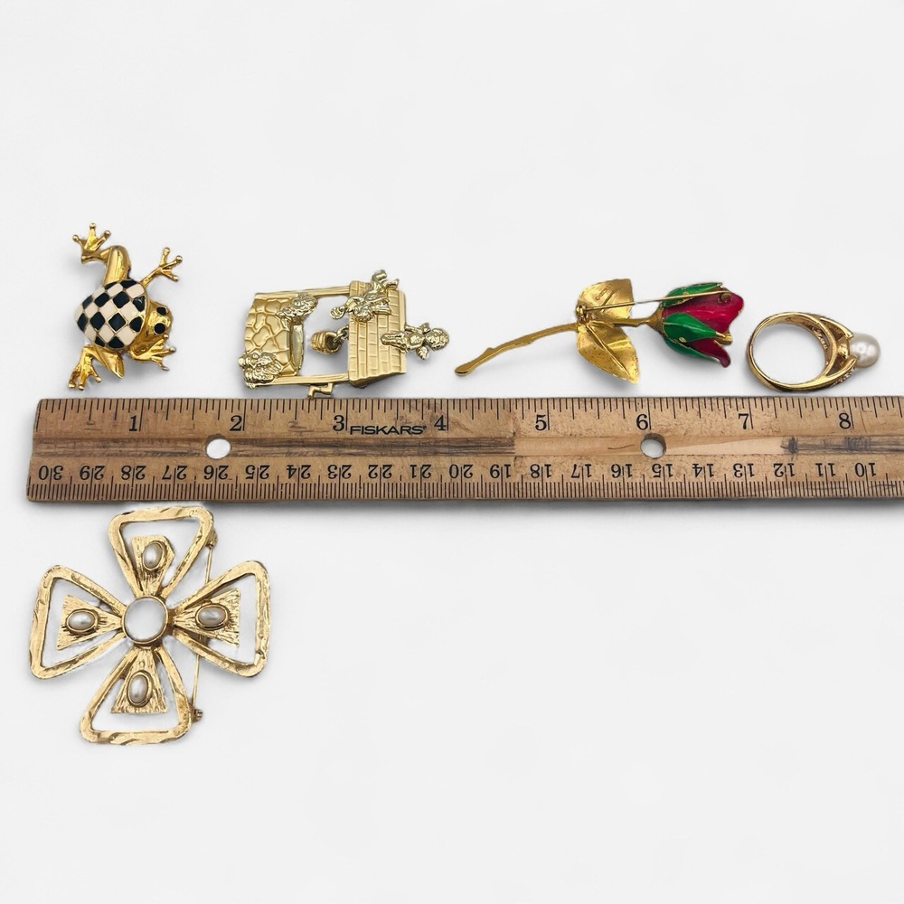 Lot Of 5 Gold Tone Pin Brooch Lapel Frog Rose Wishing Well Cross Pearl Ring - Picture 5 of 6